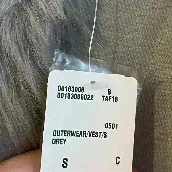 Forever 21Women's Gray Faux Fur Vest Size S Fall Winter Casual - Picture 3 of 7